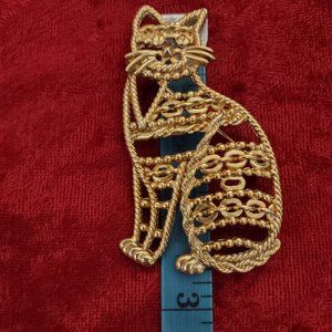 Fashion goldtone kitty brooch. EUC